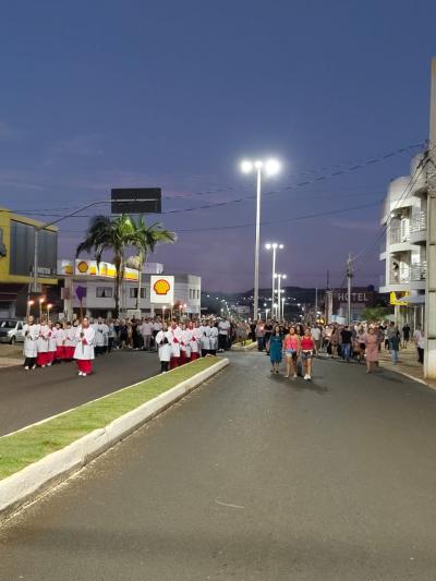 Procissão reúne milhares de fiéis em Laranjeiras do Sul e emociona comunidade na Sexta-feira Santa